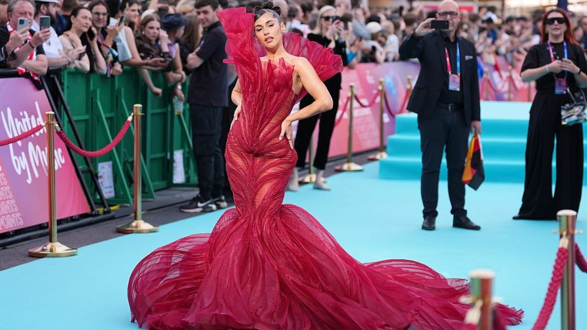 A alemã Sarah Engels desfila na Turquoise Carpet durante o arranque da semana do Festival Eurovisão da Canção na câmara municipal de Viena, Áustria, domingo, 10 de maio