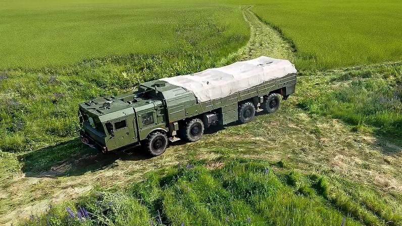 ARQUIVO - Um camião com lançadores de mísseis balísticos de curto alcance Iskander-M desloca-se para posição de tiro durante exercício militar russo, 12 de junho de 2024