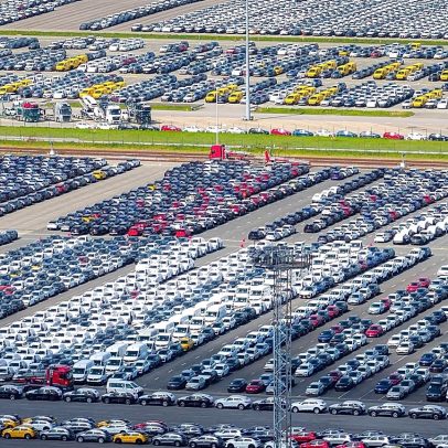 Trump anuncia aumento de tarifas dos EUA sobre automóveis da UE para 25%