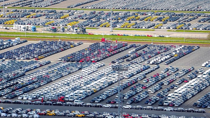 Trump anuncia aumento de tarifas dos EUA sobre automóveis da UE para 25%