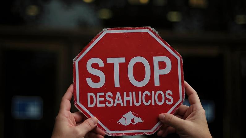 ARQUIVO: Um homem protesta em frente a uma agência do banco BBVA em Barcelona, Espanha, em 6 de junho de 2012.
