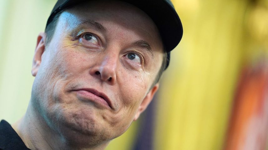 ARQUIVO - Elon Musk ouve o presidente Donald Trump falar durante uma conferência de imprensa no Salão Oval da Casa Branca, em 30 de maio de 2025, em Washington.