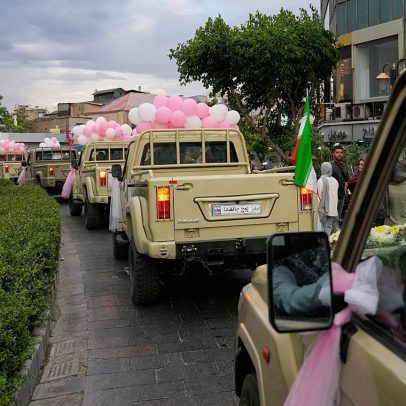 Teerão casamento em massa transforma viaturas militares em carros de noiva