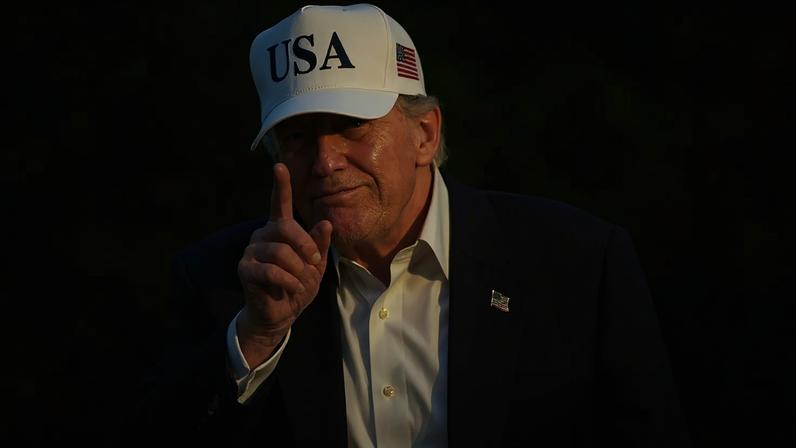 Donald Trump, presidente dos EUA, atravessa o relvado sul da Casa Branca, sexta-feira, 15 de maio de 2026, em Washington, ao regressar de Pequim.