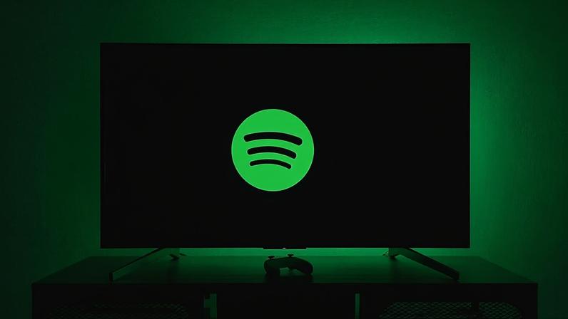 Logótipo do Spotify num televisor de ecrã plano