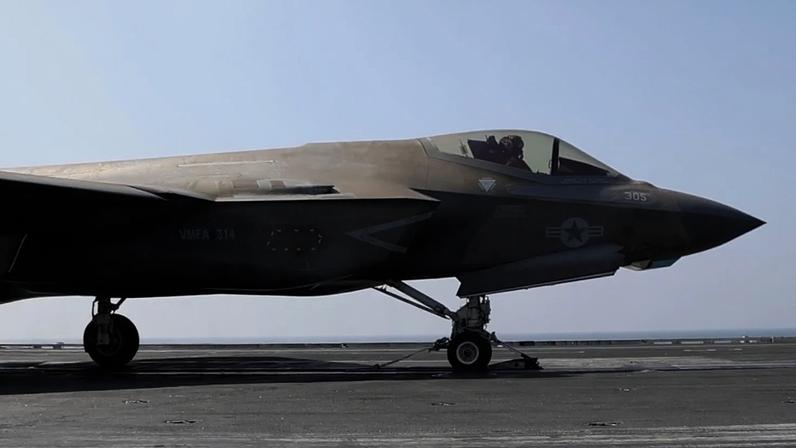 Caça F-35 norte-americano descola do convés de um porta-aviões, fevereiro de 2026