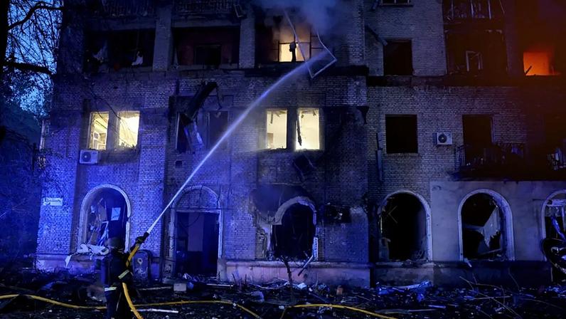 Uma equipa de salvamento apaga o fogo de um edifício residencial danificado após um ataque russo em Dnipro, Ucrânia, na segunda-feira, 18 de maio de 2026,