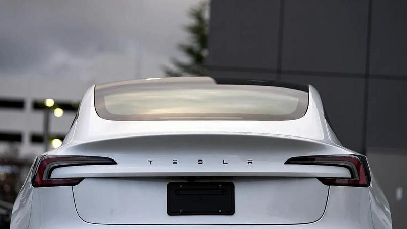 Um veículo Tesla é visto numa instalação da Tesla na quarta-feira, 15 de abril de 2026, em Portland, Oregon