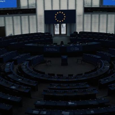 Figurantes contratados para aplaudir Merkel no Parlamento Europeu