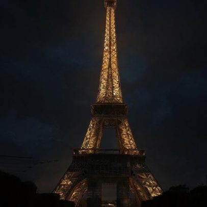 Lance de escada da Torre Eiffel vendido por mais de 450 mil euros em leilão