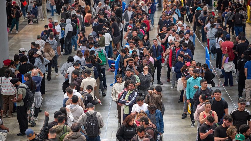Fila de migrantes numa repartição de serviços públicos em L'Hospitalet de Llobregat, perto de Barcelona, Espanha, terça-feira, 21 de abril de 2026.