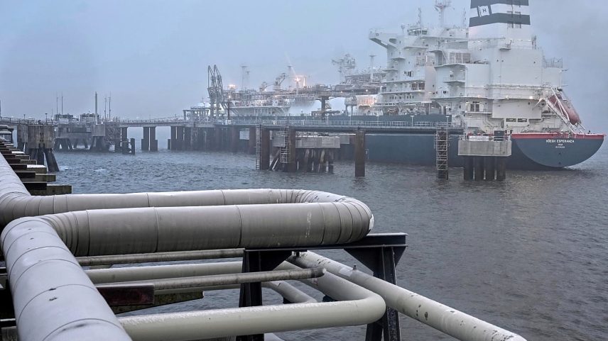 ARQUIVO - A unidade flutuante de GNL 'Hoegh Esperanza' está ancorada na abertura do terminal em Wilhelmshaven, Alemanha, 17 de dezembro de 2022