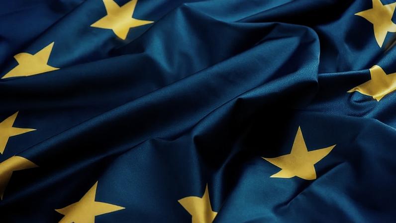 Parlamento Europeu e Conselho chegam a acordo provisório sobre o AI Omnibus, iniciativa da UE para simplificar as regras da inteligência artificial.