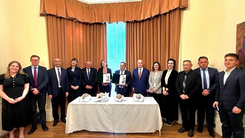 A cerimónia de entrega dos artefactos realizou-se em Londres