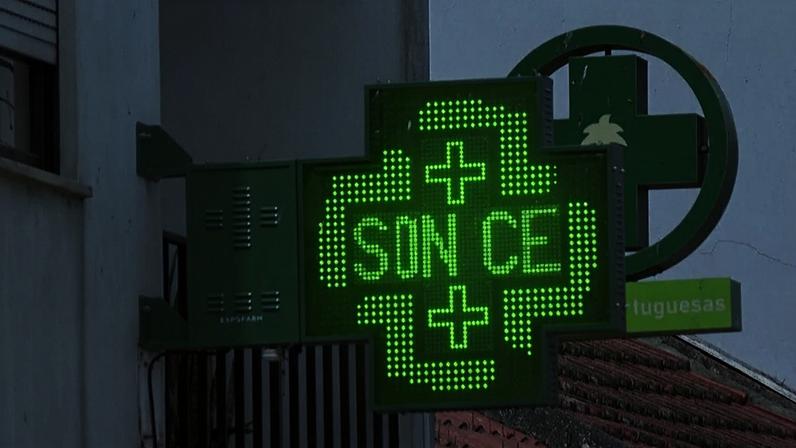 Mostrador de farmácia assinala 37 ºC às 11h56