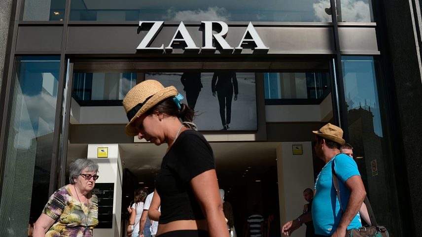 ARQUIVO - Pessoas passam por uma loja Zara em Barcelona, Espanha, a 27 de agosto de 2014.