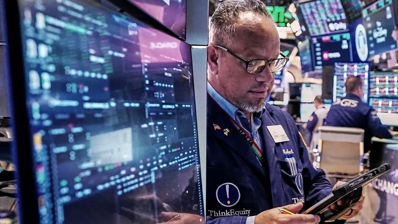 Arquivo - Corretor Robert Arciero em trabalho no piso da Bolsa de Nova Iorque, sexta-feira, 22 de maio de 2026.