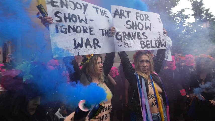 Ativistas da Pussy Riot e da FEMEN protestam contra a presença da Rússia após a sua exclusão na sequência da invasão da Ucrânia em 2022