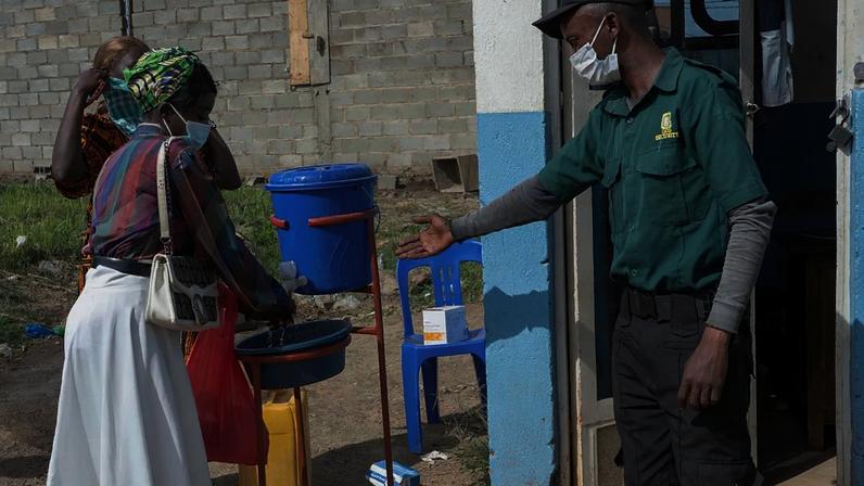 Pessoas lavam as mãos à entrada de um hospital em Bunia, Congo, domingo, 17 de maio de 2026