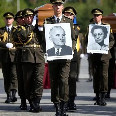 Ucrânia volta a sepultar restos mortais de líder nacionalista polémico da II Guerra