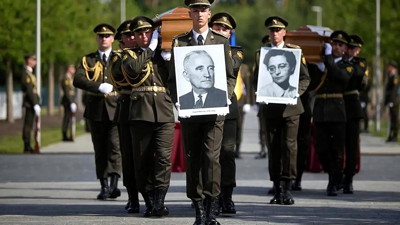 Ucrânia volta a sepultar restos mortais de líder nacionalista polémico da II Guerra