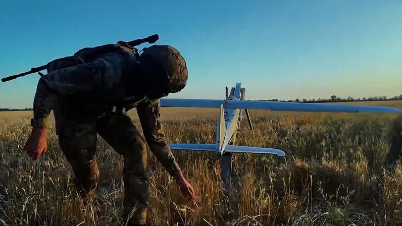 Militar russo lança um drone no âmbito de uma operação conduzida num local mantido em segredo na Ucrânia.