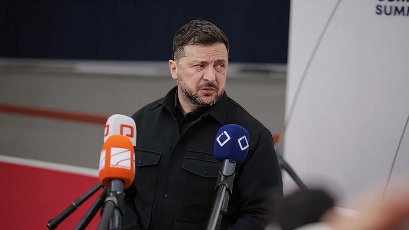 Presidente da Ucrânia, Volodymyr Zelenskyy, fala com os jornalistas à chegada a uma reunião da Comunidade Política Europeia em Erevan, em 4 de maio de 2026