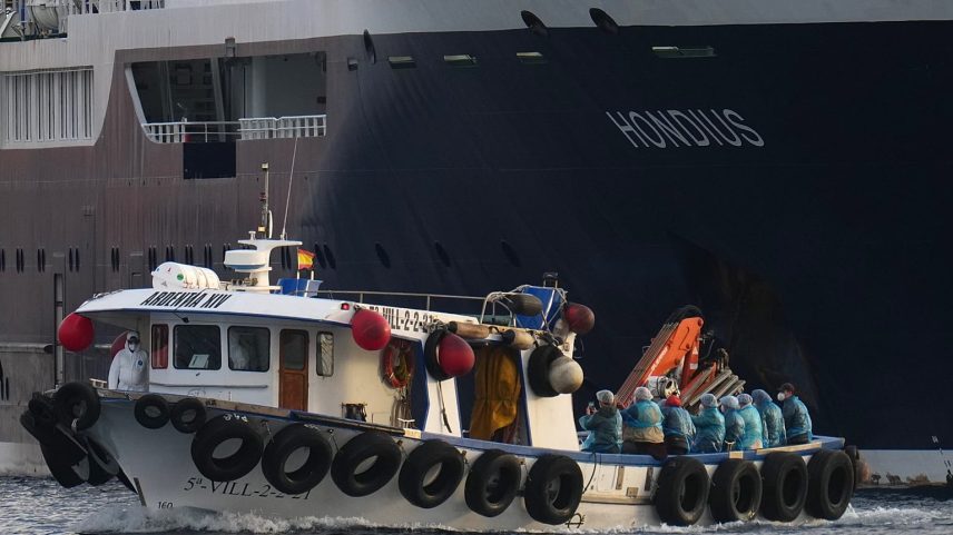 Houve uma tentativa de desembarcar os passageiros, mas as condições não o permitiram.