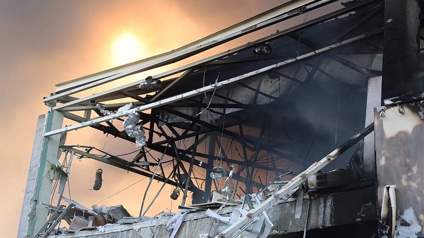 O fumo sai de uma oficina de manutenção de automóveis destruída por um ataque russo em Zaporizhzhia, 5 de maio de 2026