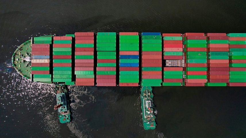 ARQUIVO - Rebocadores auxiliam um porta-contentores na manobra de acostagem no Terminal Internacional de Contentores de Manila, na capital filipina, 8 abril 2025