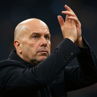 Arne Slot deixa o Liverpool com efeito imediato
