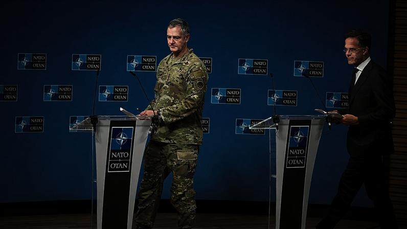 Comandante Supremo Aliado na Europa da NATO Alexus G. Grynkewich (E) e secretário-geral Mark Rutte