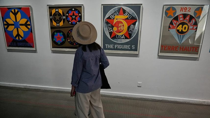 Teerão recebe exposição de arte anti-guerra de artistas norte-americanos