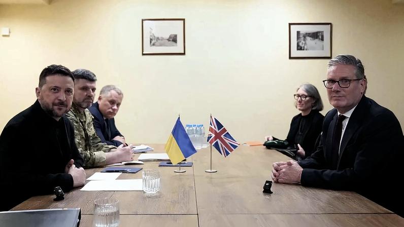Primeiro-ministro britânico, Keir Starmer (à direita), e presidente ucraniano, Volodymyr Zelenskyy, participam numa reunião bilateral antes da cimeira da Comunidade Política Europeia