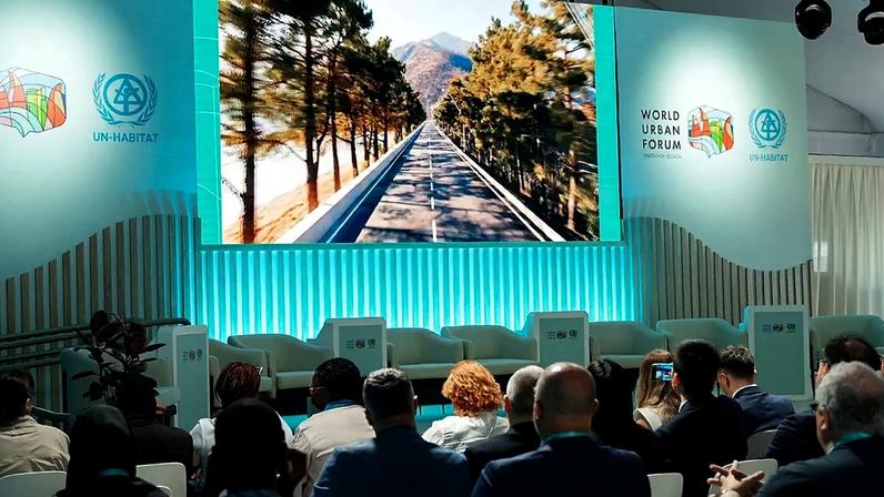 Participantes participam na cerimónia de abertura do WUF13 em Baku, 17 de maio de 2026