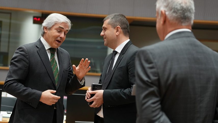 O ministro da Defesa de Portugal, Nuno Melo conversa com o ministro da Defesa da Roménia durante uma mesa redonda. 12 maio 2026