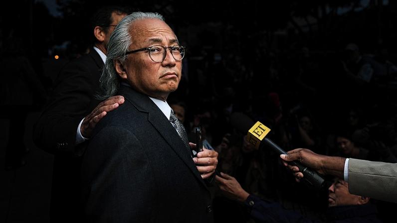 Kenneth Iwamasa, um de cinco arguidos que admitiram culpa na morte do ator Matthew Perry por overdose de cetamina, após a sentença em Los Angeles, 27 de maio de 2026