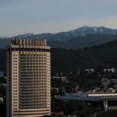 Cidade reúne montanhas, arte e vida urbana