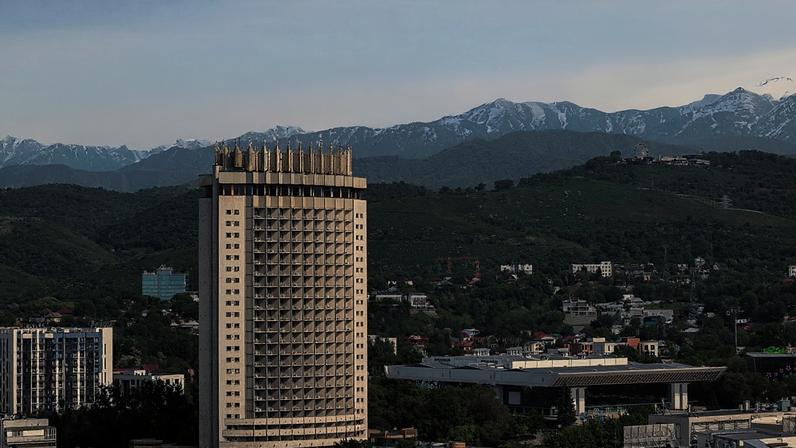 Onde as montanhas, a arte e a vida urbana se encontram: esta cidade reúne tudo isto