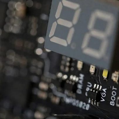 Chefe de ciberespionagem britânico vê IA como força imparável; alerta russos