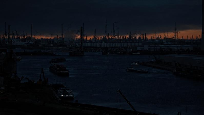 Navios movem-se no porto de Antuérpia - foto de ficheiro de 2025