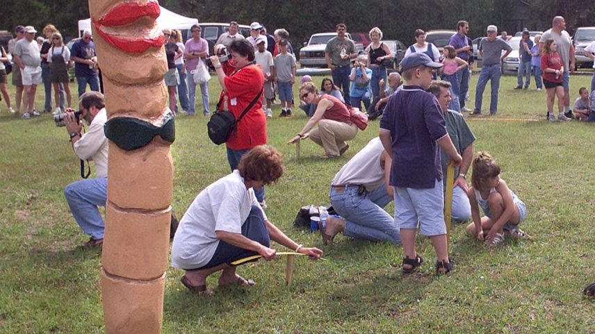 ARQUIVO: Com o totem de 'worm grunting' esculpido à mão a vigiar o campo, concorrentes no primeiro Sopchoppy Worm Grunting anual