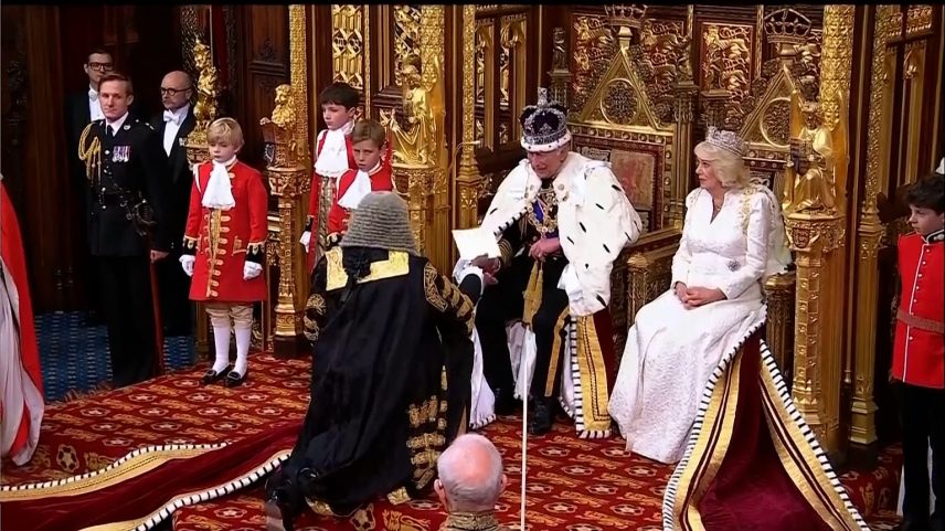 Parlamento britânico reaviva ritual secular antes do discurso do rei