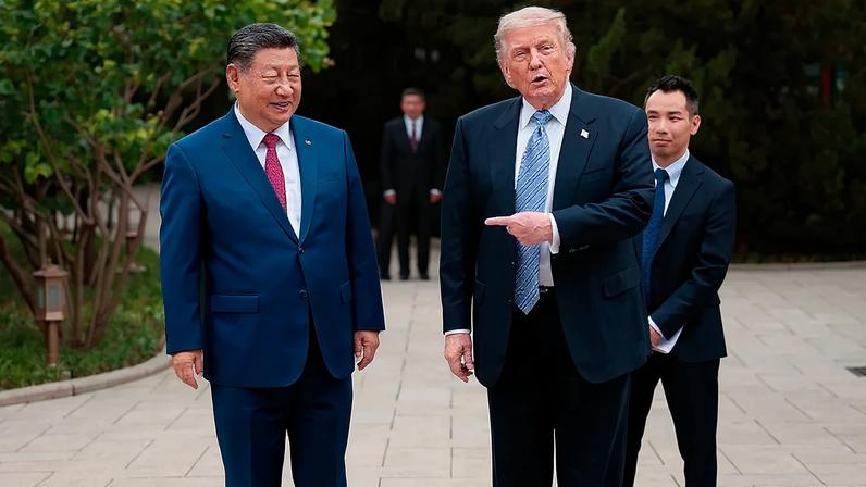 ARQUIVO - O presidente dos EUA, Donald Trump, gesticula para o presidente chinês, Xi Jinping, ao sair do Jardim de Zhongnanhai, em Pequim, 15 de maio de 2026