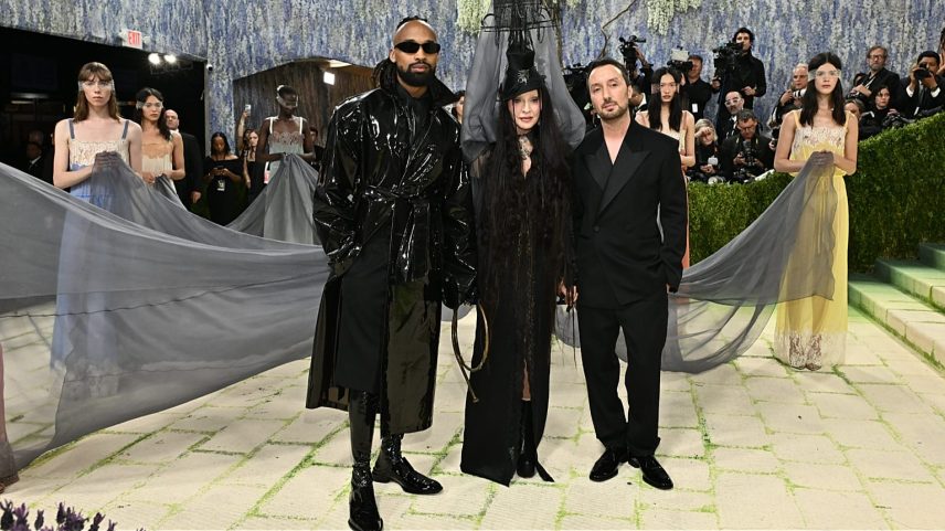 Da esquerda, Akeem Morris, Madonna e Anthony Vaccarello chegam à Met Gala, 4 de maio de 2026