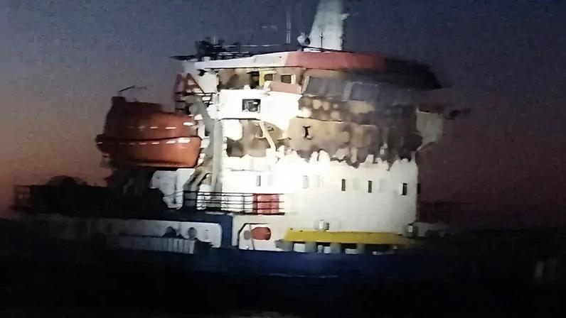 Fotografia do navio atacado no Mar Negro, divulgada pela Marinha ucraniana.