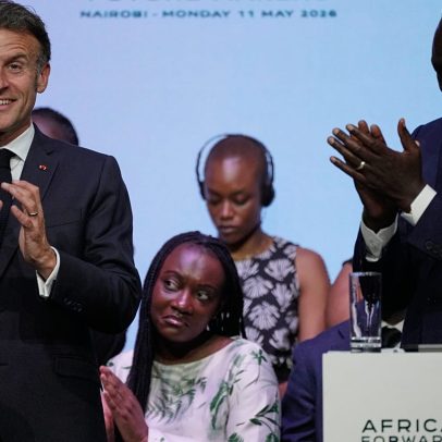 Macron defende restituição a longo prazo de obras de arte africanas saqueadas