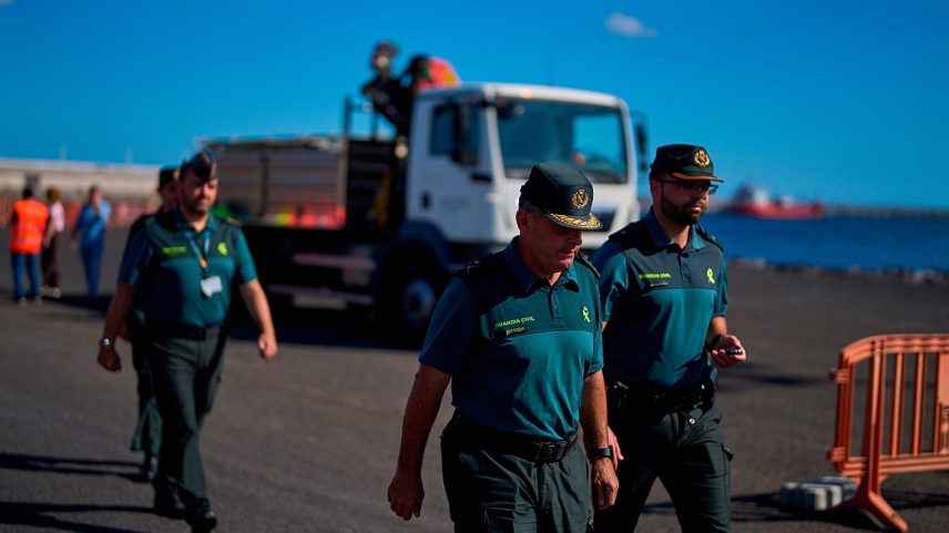 Agentes da Guardia Civil espanhola inspecionam a zona onde deverão chegar passageiros do navio de cruzeiro MV Hondius, no porto de Granadilla, em Tenerife, nas Canárias