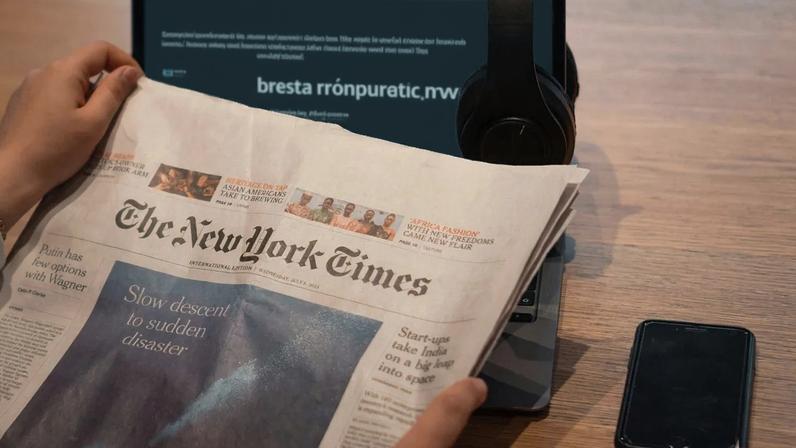 Pessoa lê o jornal The New York Times