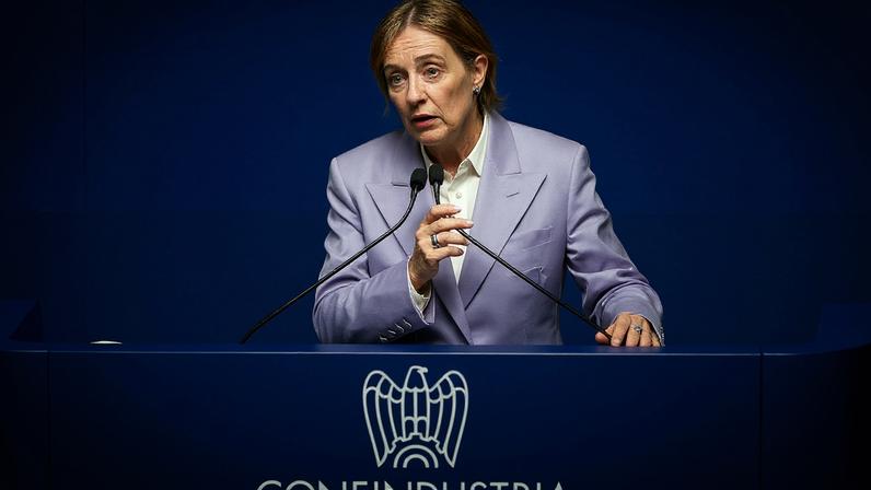 Meloni critica a União Europeia atual por burocracia que sufoca o crescimento